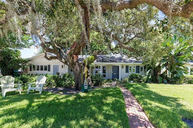 ranch-style home featuring a front lawn