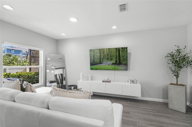 living room featuring dark wood-type flooring, recessed lighting, visible vents, and baseboards