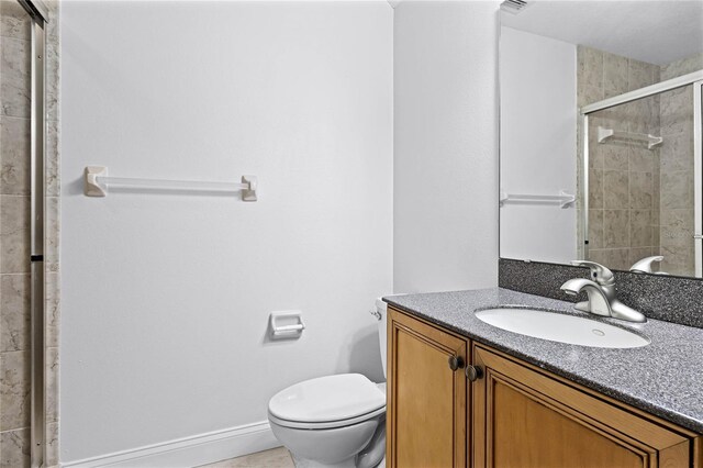 674 Whisper Woods Dr, Lakeland, FL 33813 - full bath featuring toilet, tiled shower, vanity, and baseboards