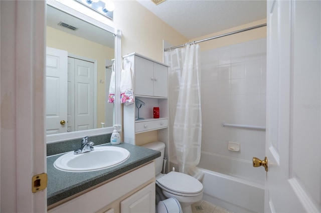 full bathroom featuring visible vents, shower / bath combo with shower curtain, toilet, and vanity