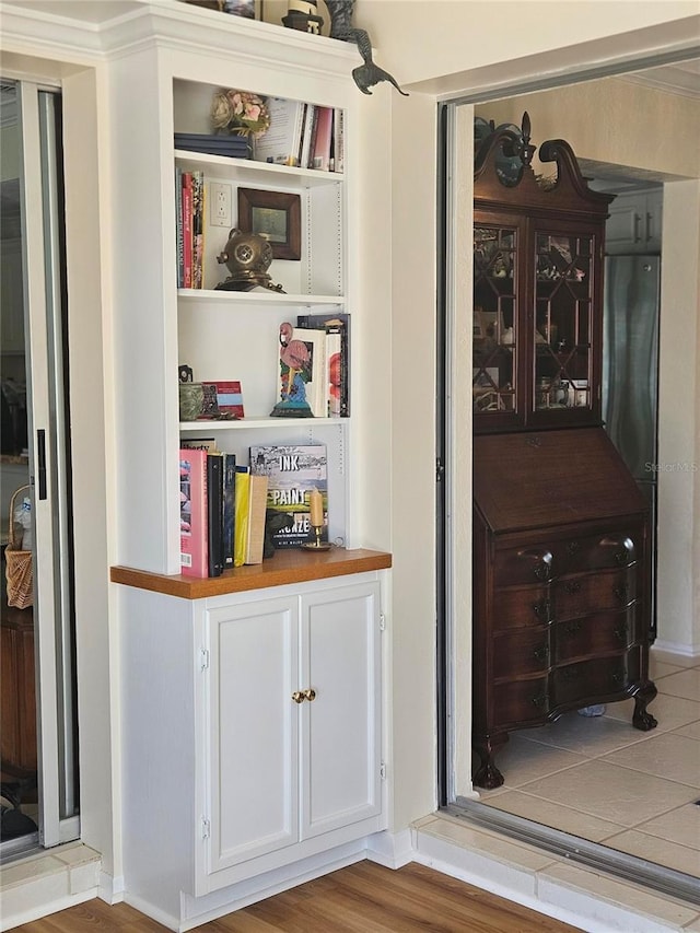 1706 S Lakeside Ct, Venice, FL 34293 - interior details featuring wood finished floors