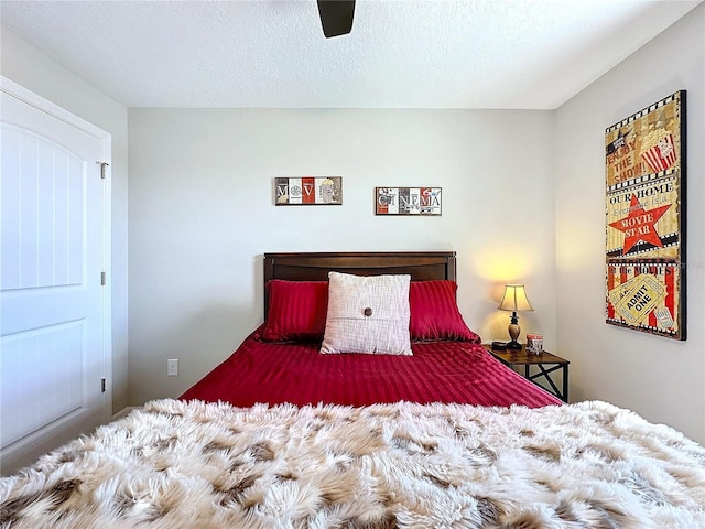 bedroom featuring ceiling fan and a textured ceiling