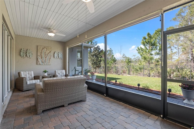 sunroom with ceiling fan