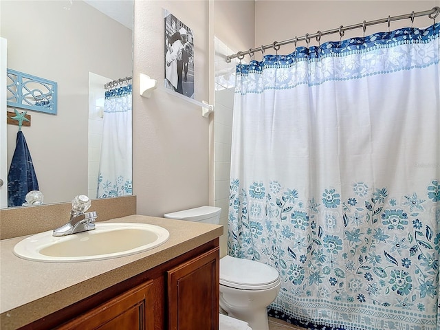 full bathroom featuring curtained shower, vanity, and toilet