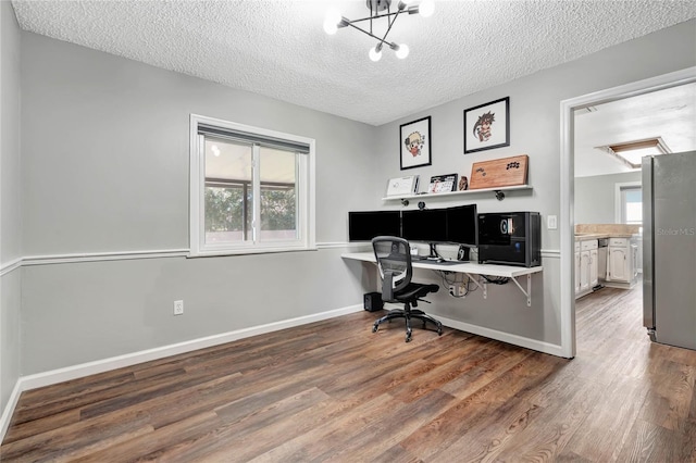 office area with a chandelier, a textured ceiling, wood finished floors, and baseboards