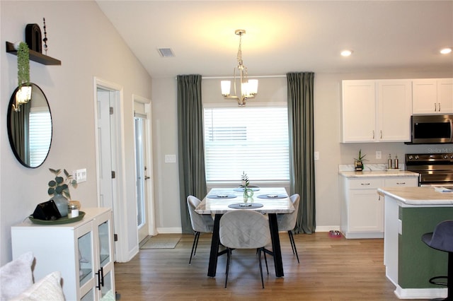 dining space featuring recessed lighting, visible vents, an inviting chandelier, light wood-type flooring, and baseboards