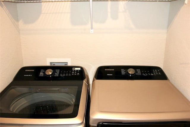 laundry area with laundry area and washing machine and clothes dryer