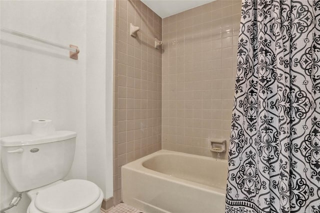 bathroom with baseboards, shower / bathtub combination with curtain, toilet, and tile patterned floors