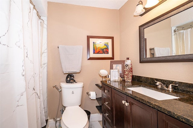 full bathroom featuring toilet, a shower with curtain, baseboards, and vanity