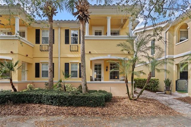 view of front facade featuring stucco siding