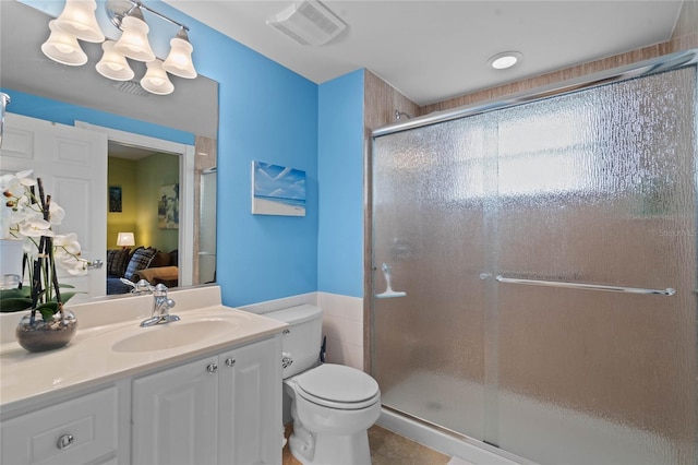 full bathroom with a notable chandelier, visible vents, toilet, a stall shower, and ensuite bath