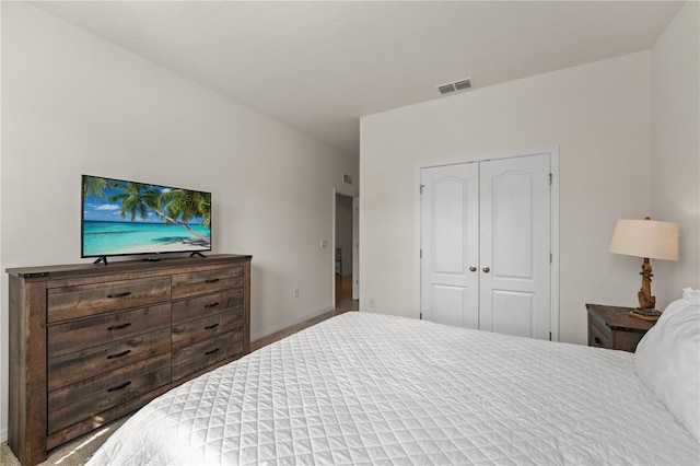 bedroom featuring a closet, visible vents, and baseboards