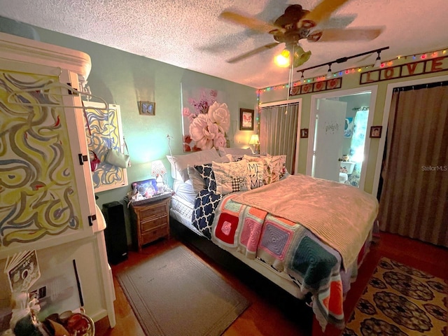 bedroom featuring a ceiling fan and a textured ceiling