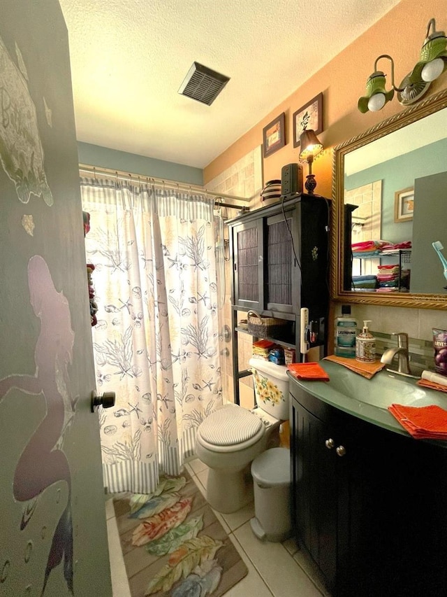 full bath featuring toilet, tile patterned flooring, visible vents, and a shower with shower curtain