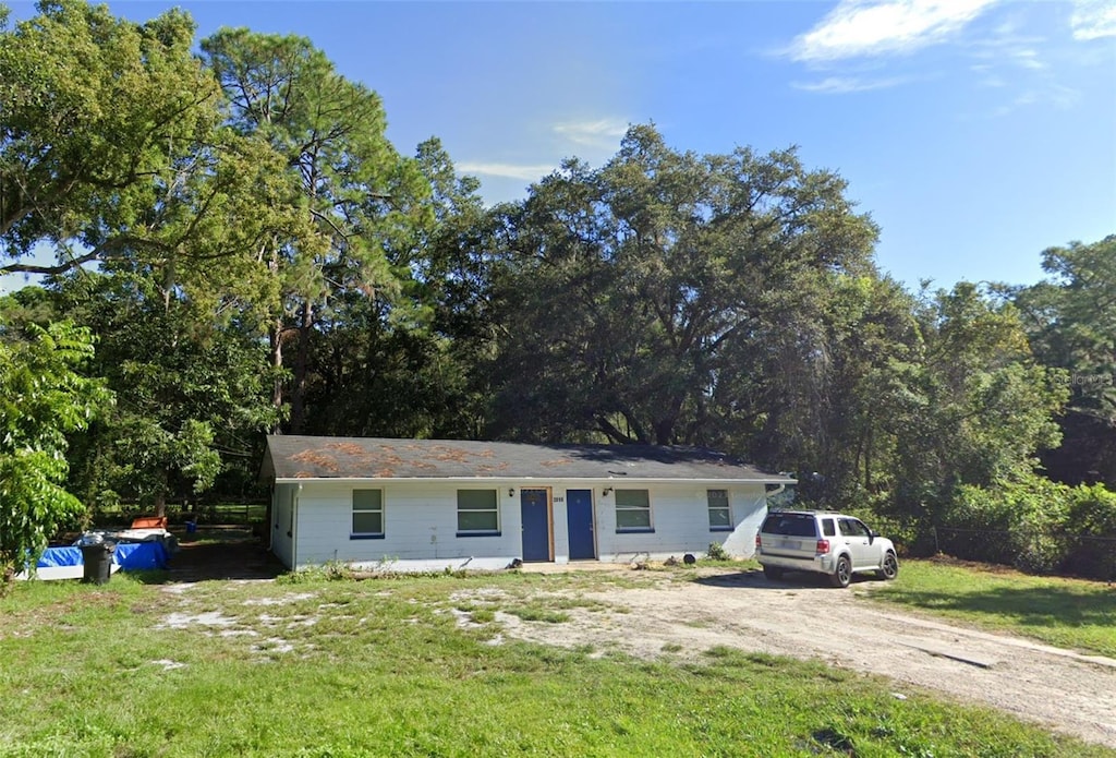 view of front of home featuring driveway and a front lawn