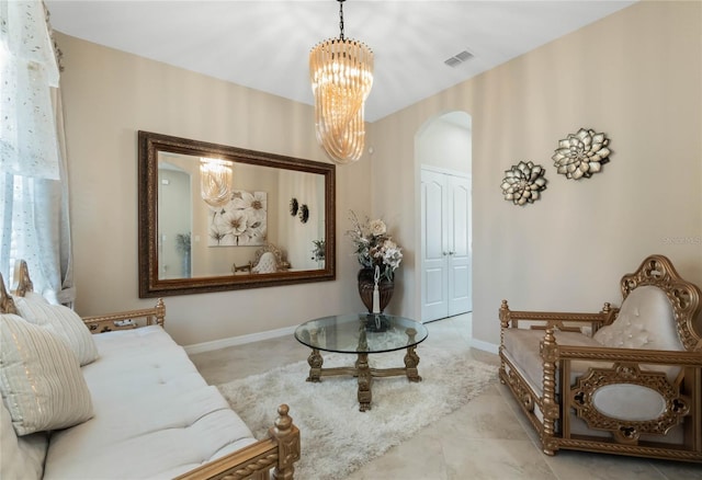 sitting room with visible vents, arched walkways, a chandelier, and baseboards