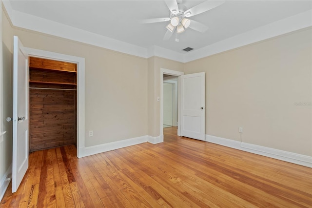 unfurnished bedroom featuring a ceiling fan, a closet, baseboards, and light wood finished floors