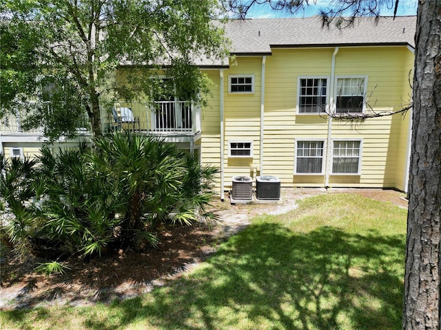 2040 Royal Bay Blvd Unit 30, Kissimmee, FL 34746 - rear view of property featuring central AC unit and a lawn