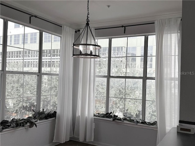 room details featuring a notable chandelier