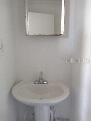 bathroom featuring a sink