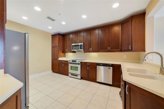 kitchen featuring recessed lighting, stainless steel appliances, a sink, visible vents, and light countertops