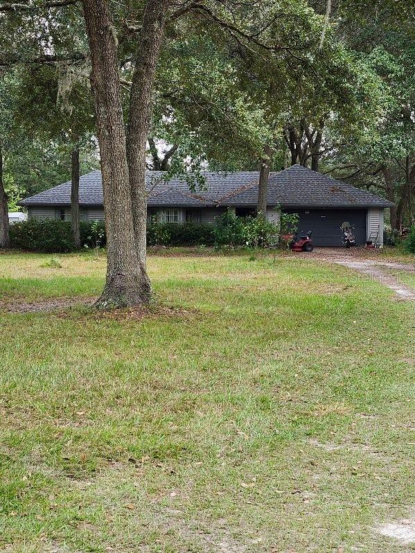 view of front of home featuring a front yard