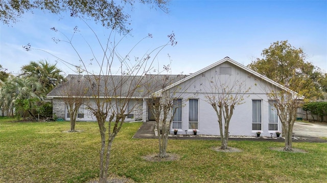 view of front of property with a front lawn and stucco siding