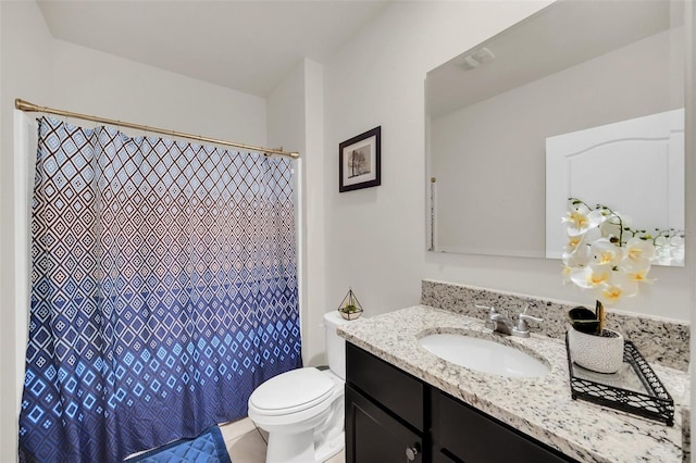 bathroom featuring a shower with shower curtain, vanity, and toilet