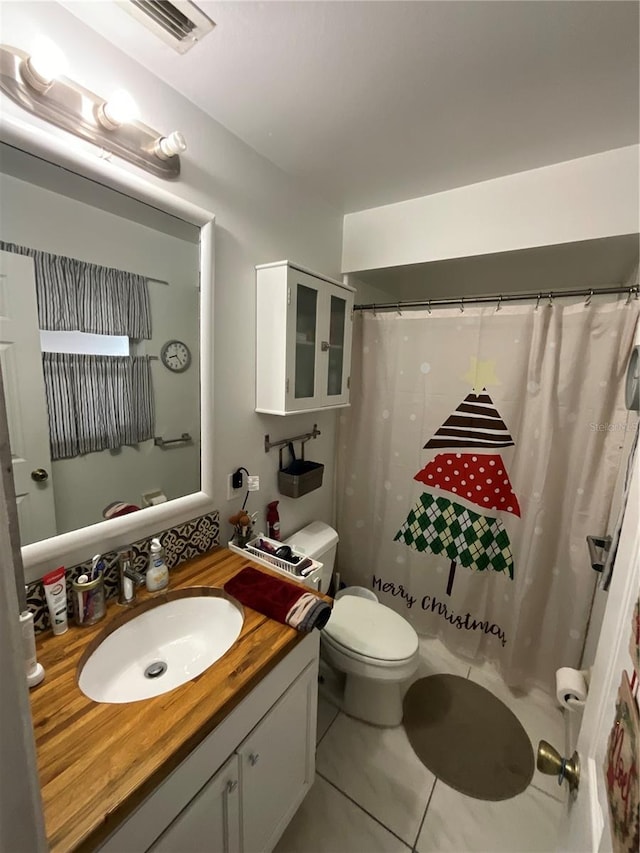 full bath with a shower with curtain, visible vents, vanity, and toilet