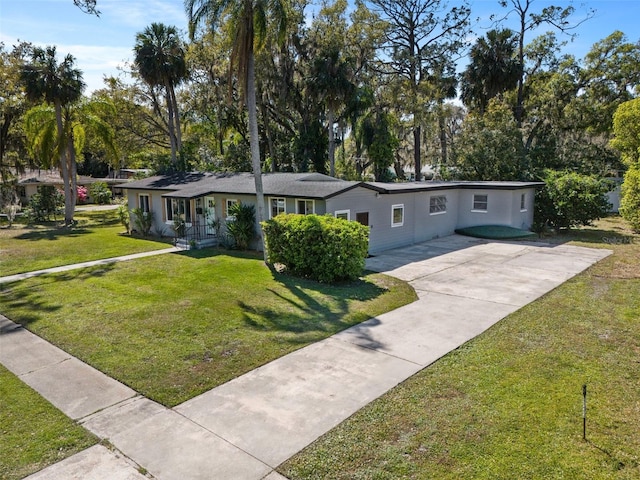 single story home featuring a front yard and driveway