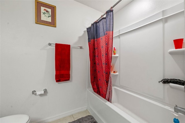 bathroom featuring baseboards, shower / bath combo with shower curtain, toilet, and tile patterned floors