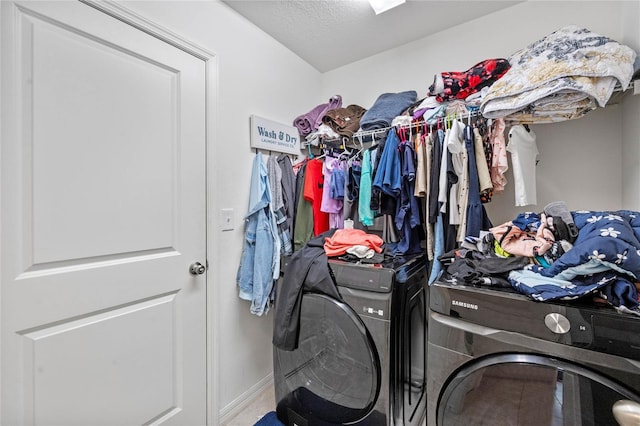 laundry room with laundry area and independent washer and dryer