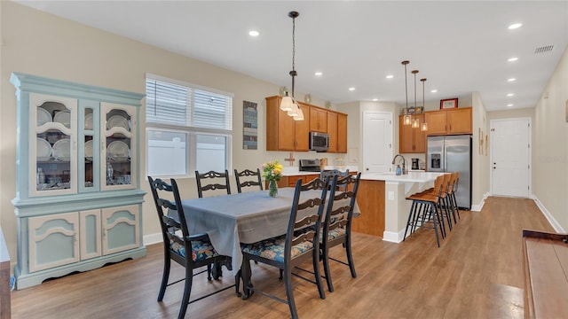 dining space with visible vents, recessed lighting, light wood-type flooring, and baseboards