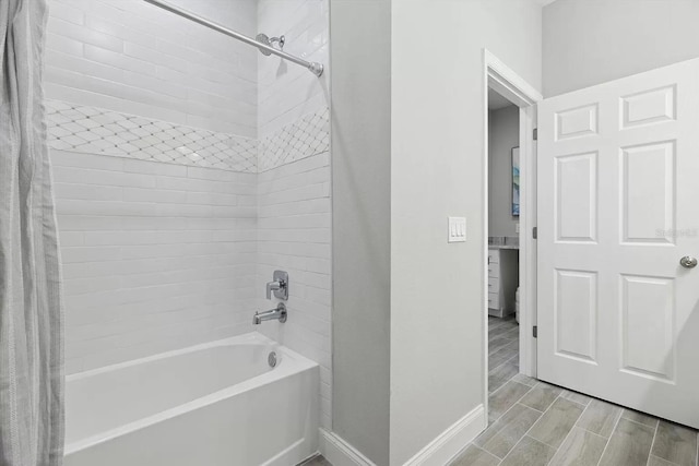 full bath with wood tiled floor, shower / bathtub combination with curtain, and baseboards