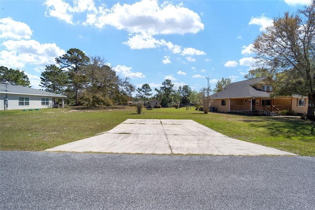 view of yard featuring driveway