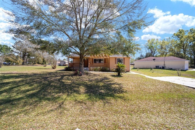 ranch-style house featuring a front yard