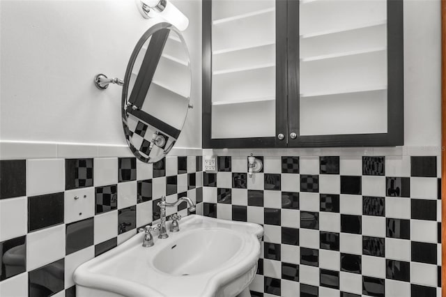 bathroom featuring a sink