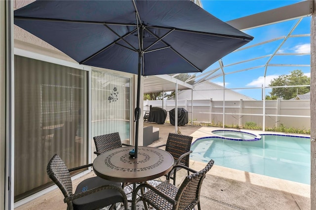 102 Ethan Ave, Davenport, FL 33897 - view of swimming pool featuring a patio, a lanai, a pool with connected hot tub, and outdoor dining space