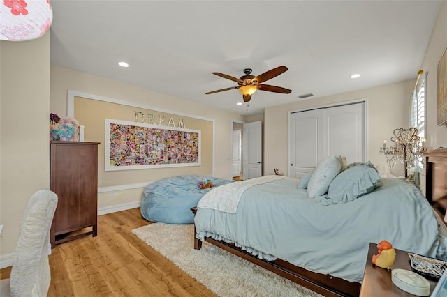 bedroom featuring light wood finished floors, recessed lighting, a ceiling fan, and a closet