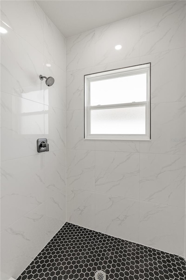 bathroom featuring tiled shower