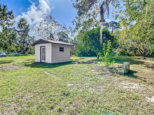 view of yard featuring an outdoor structure