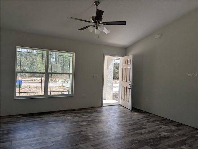 empty room featuring dark wood-style floors and ceiling fan