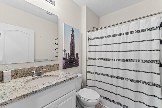 full bath with a textured ceiling, vanity, toilet, and a shower with curtain