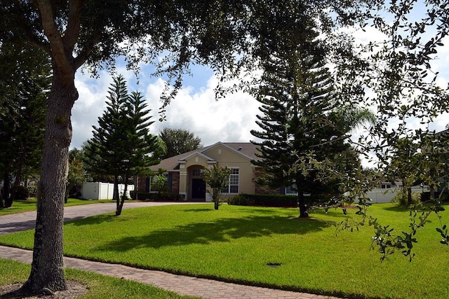 view of front facade featuring a front yard and fence