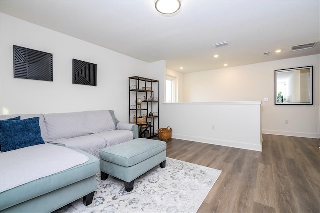 living area featuring recessed lighting, visible vents, baseboards, and wood finished floors