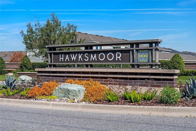 community / neighborhood sign featuring a mountain view