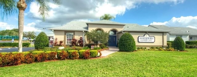 view of front of property with stucco siding and a front yard