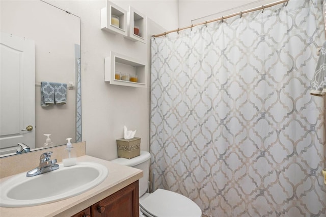12824 Penshurst Ln, Windermere, FL 34786 - full bath featuring a shower with shower curtain, vanity, and toilet