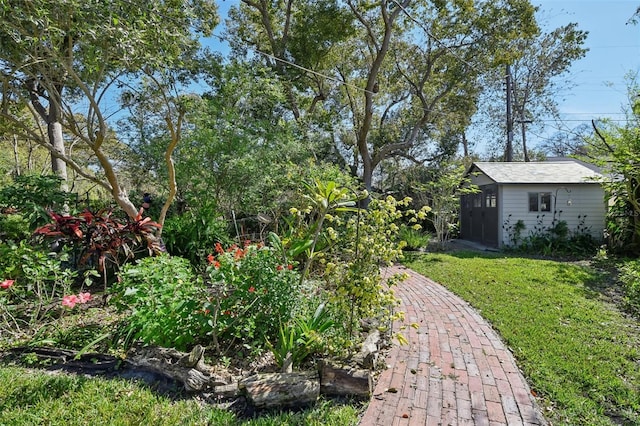 view of yard with an outbuilding