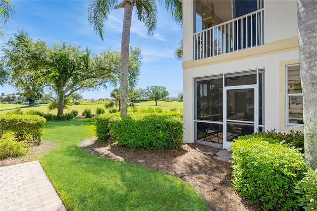 view of yard featuring a balcony